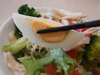 ガスト 蒸し鶏とキノコのサラダ