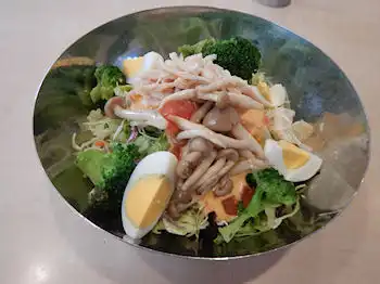 ガスト 蒸し鶏とキノコのサラダ