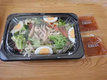 ガスト 蒸し鶏とキノコのサラダ