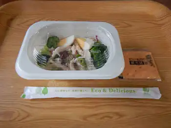 ガスト 蒸し鶏とキノコのサラダ