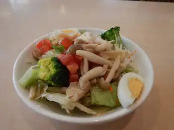 ガスト 蒸し鶏とキノコのサラダ