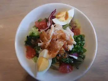 ガスト 蒸し鶏とケールのサラダ