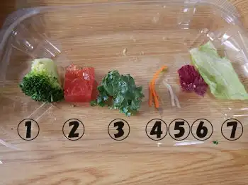 ガスト　海老アボカドとケールのサラダ