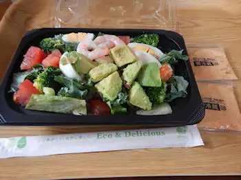 ガスト　海老アボカドとケールのサラダ