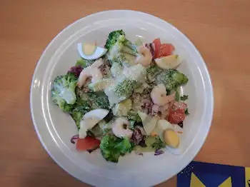 ガスト　海老アボカドとケールのサラダ