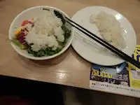 ガスト　海老アボカドとケールのサラダ